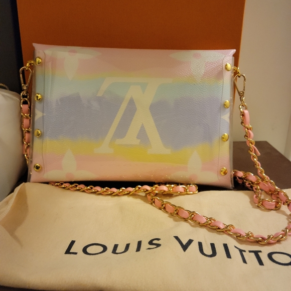 Limited edition Louis Vuitton Escale Pouch - Picture 2 of 5